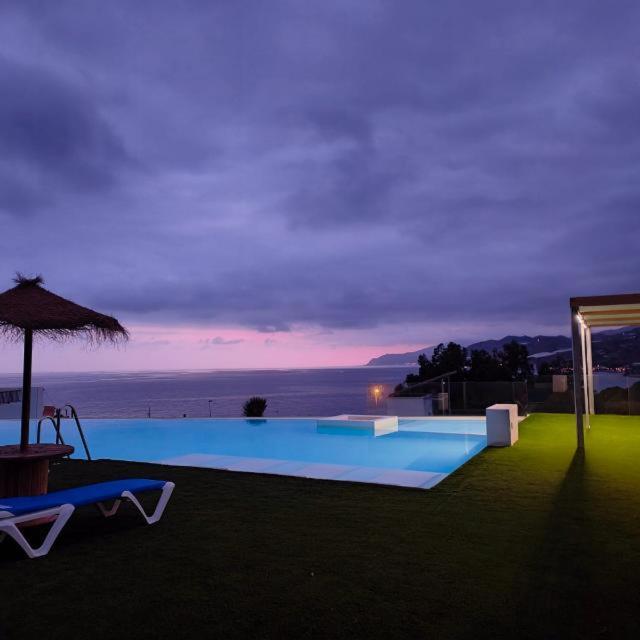 Piso De Lujo En La Playa De Un Pueblo De Granada Con Piscina Infiniti, Yacuzzi En La Piscina, Tumbonas Privadas Y Mucho Mas Melicena المظهر الخارجي الصورة